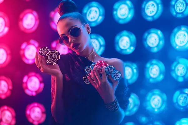 PARIPULSEE মোবাইল অ্যাপ — ক্যাসিনো ও স্পোর্টসের সম্পূর্ণ হাব একজন পুরুষ তার ল্যাপটপে মনোযোগ দিয়ে কাজ করছেন, ব্যাকগ্রাউন্ডে লাইভ স্ট্যাটস — যা PARIPULSEE মোবাইল অ্যাপের স্পোর্টস ও গেমিং ফিচারগুলোকে তুলে ধরে।