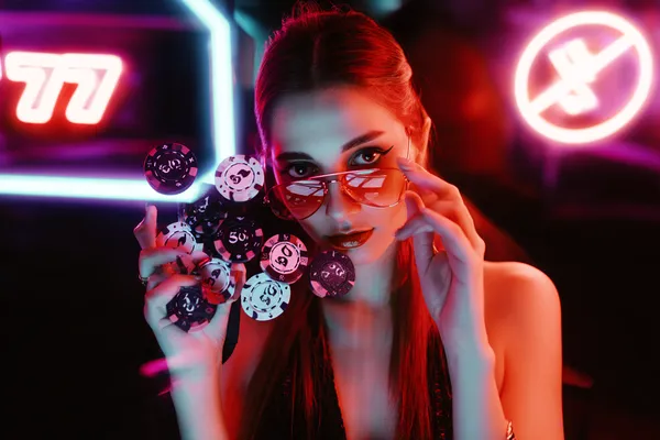 সোনালি কয়েনের ঝর্ণার মধ্যে ঘূর্ণায়মান একটি রুলেট চাকার ক্লোজ-আপ—যা PARIPULSEE–এ গভীর ক্যাসিনো অ্যাকশনকে তুলে ধরে।